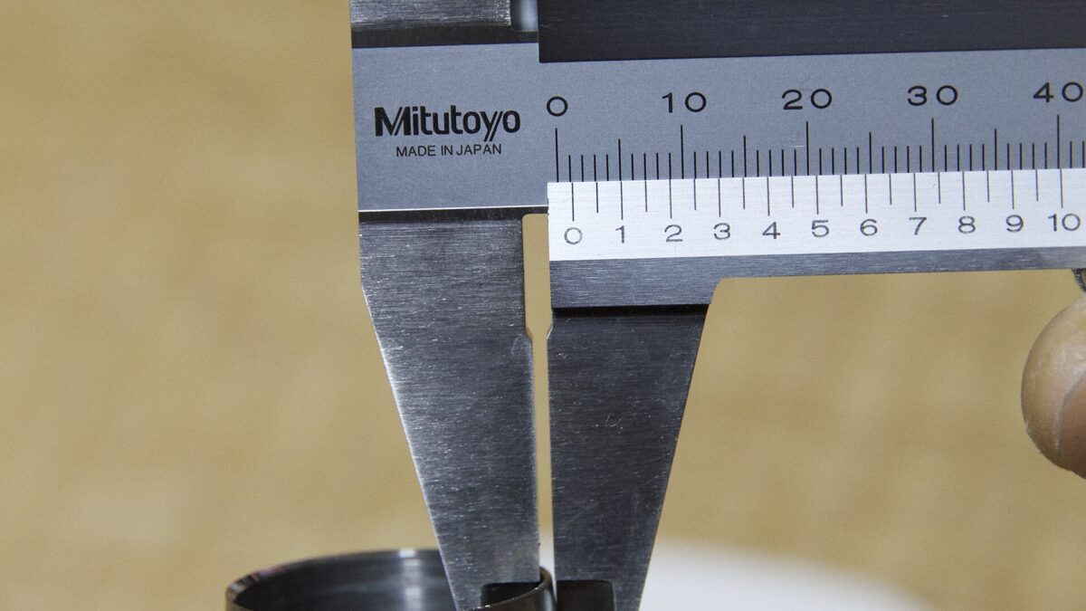Vernier caliper measuring tube wall thickness