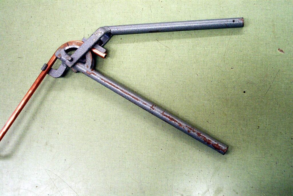 Hand tube bending tool